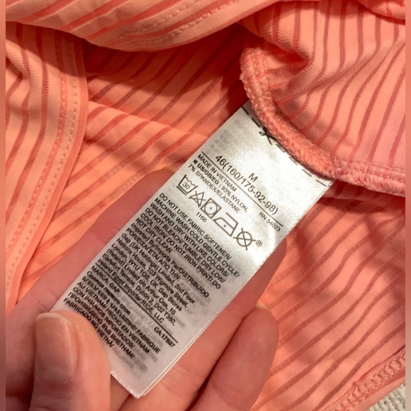 GAP Fit Pink Peach Athletic Lightweight Curved Hem Muscle Tee Top Size Medium - Picture 6 of 7